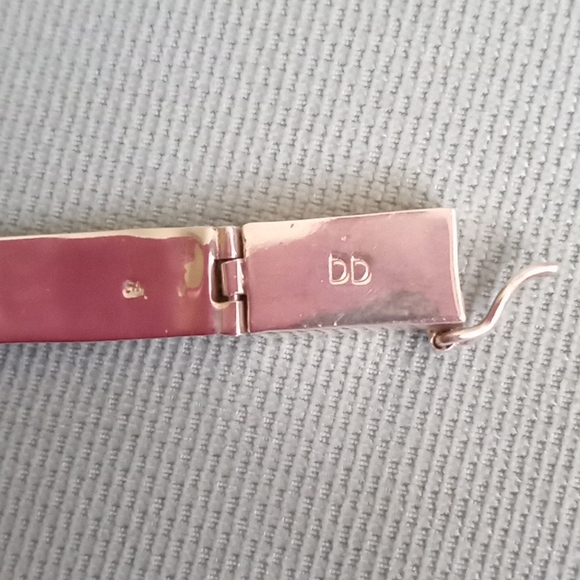 NATIVE AMERICAN STERLING SILVER INLAY BLACK ONYX AND SHELL TUXEDO BRACELET - Picture 5 of 8